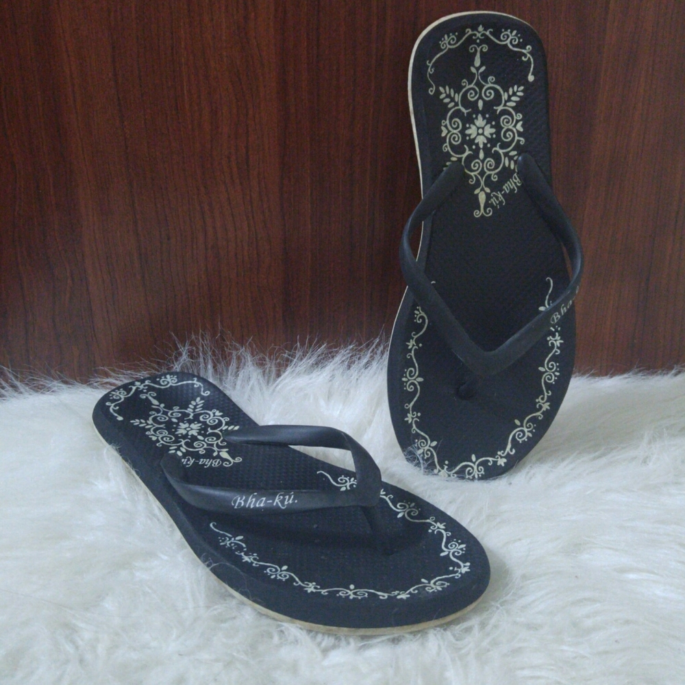Bha-ku black and white flip flops